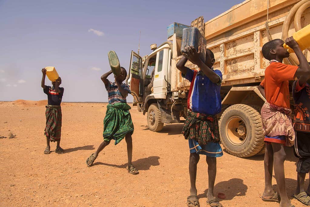 Brødet fra himmelen 7 Guuter drikker vann i landsbyen Baarweyn i Puntland 1