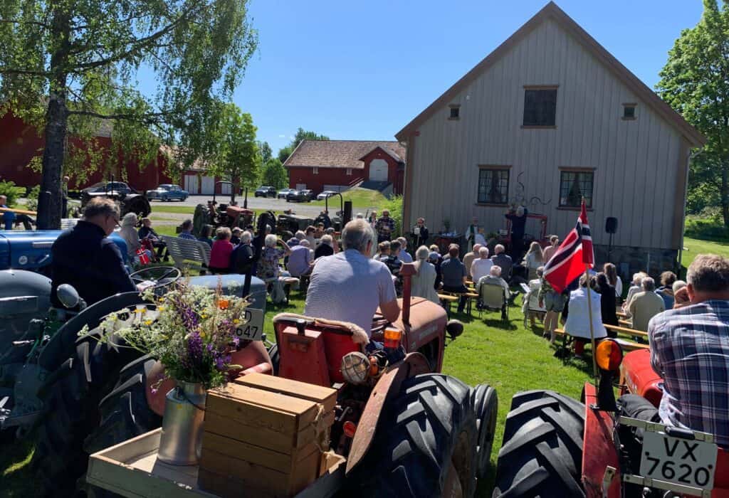 Traktorgudstjeneste på Trøgstad bygdemuseum.