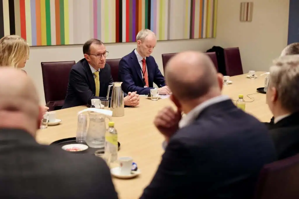 Kirkeledere fra Ukraina på historisk besøk til Norge 5 Utenriksminister Espen Barth-Eide i møte med ukrainske kirkeledere oktober 2025