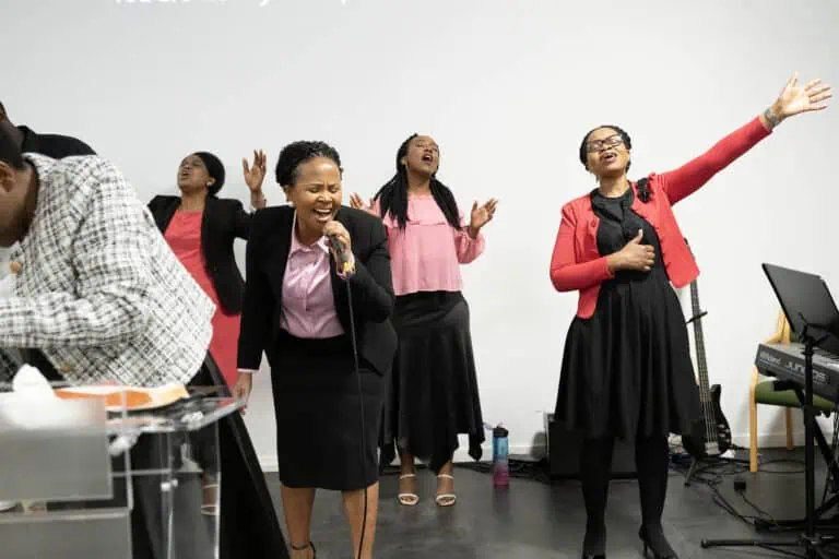 Migrant-pinsemenighet i lovsang