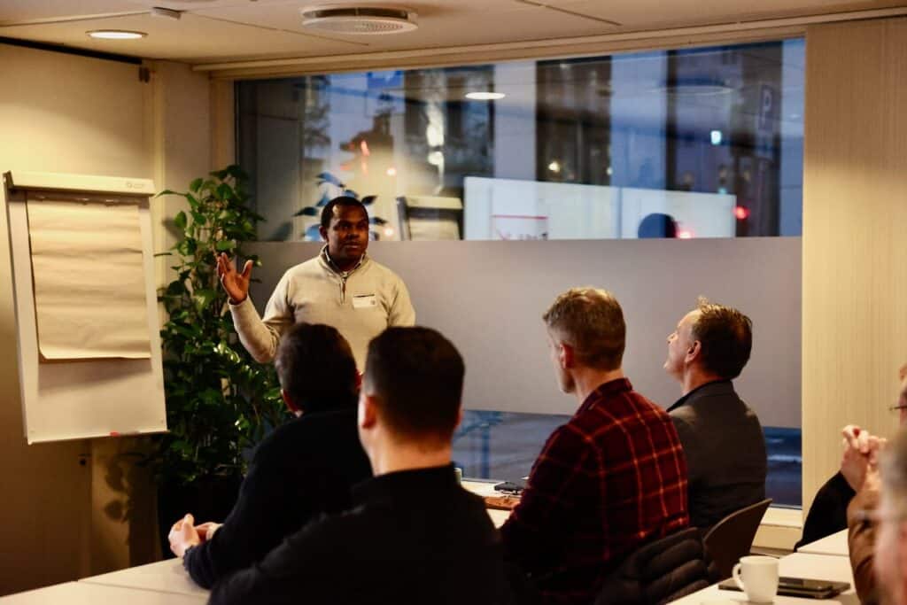 Stor vekst i migrantmenigheter: - Våkn opp, se ressursene! 1 Global kristendom i Norge Paul Omaiyo