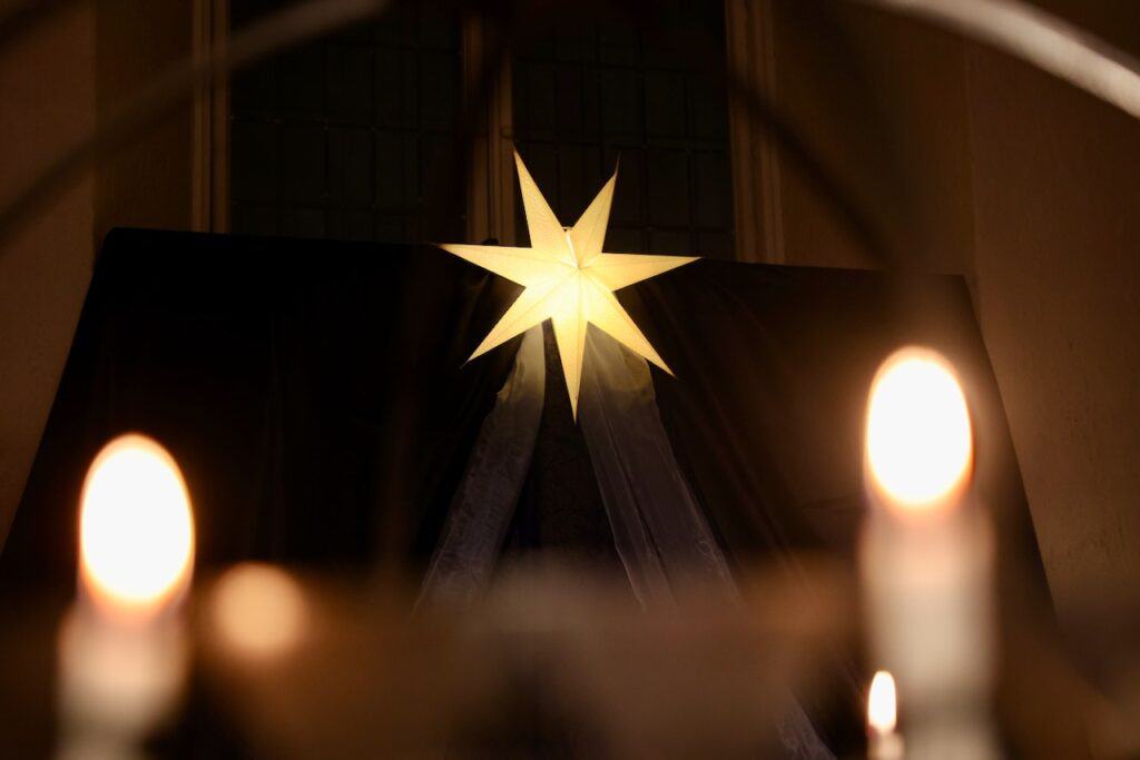 Julestjerne og to tente lys