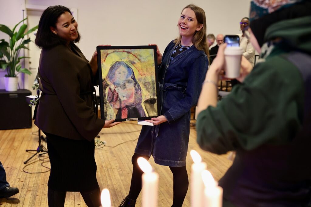 To kvinner holder et maleri