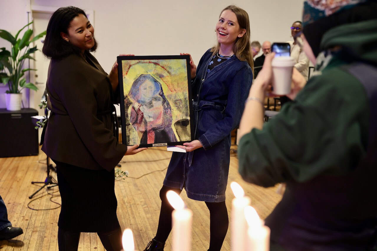 To kvinner holder et maleri