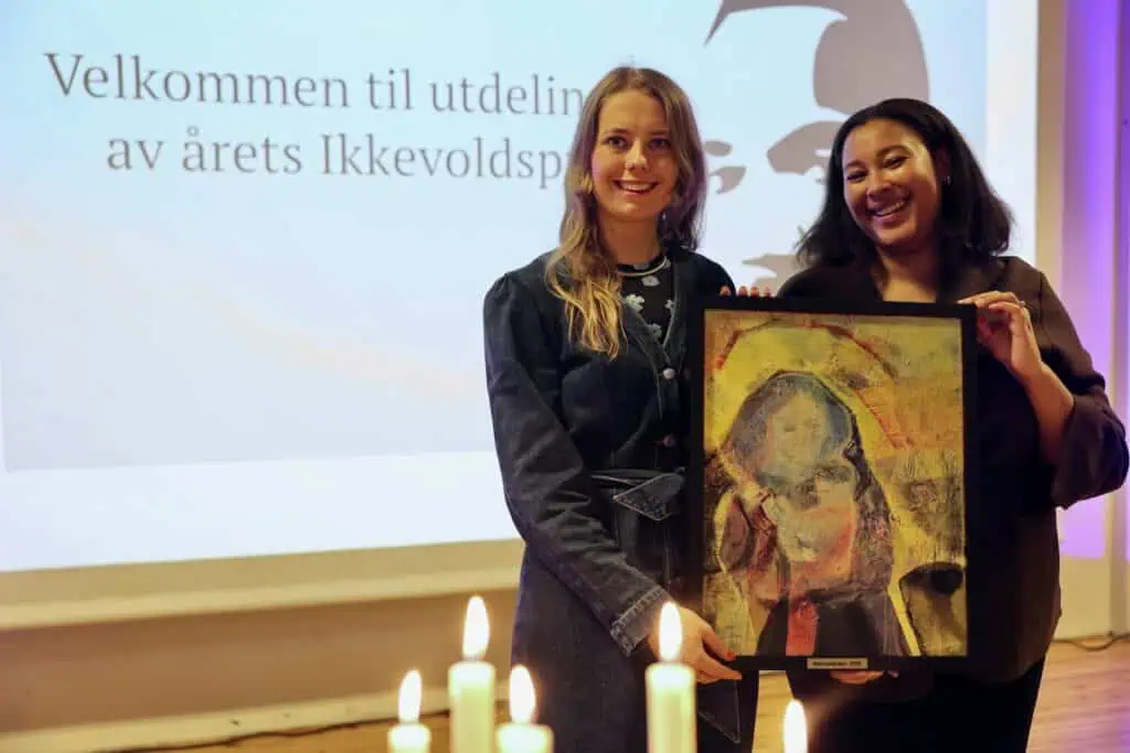 To kvinner som holder et maleri