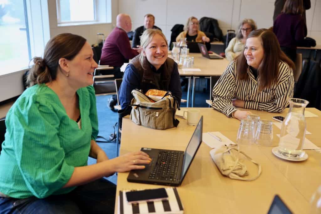 tre kvinner samtaler