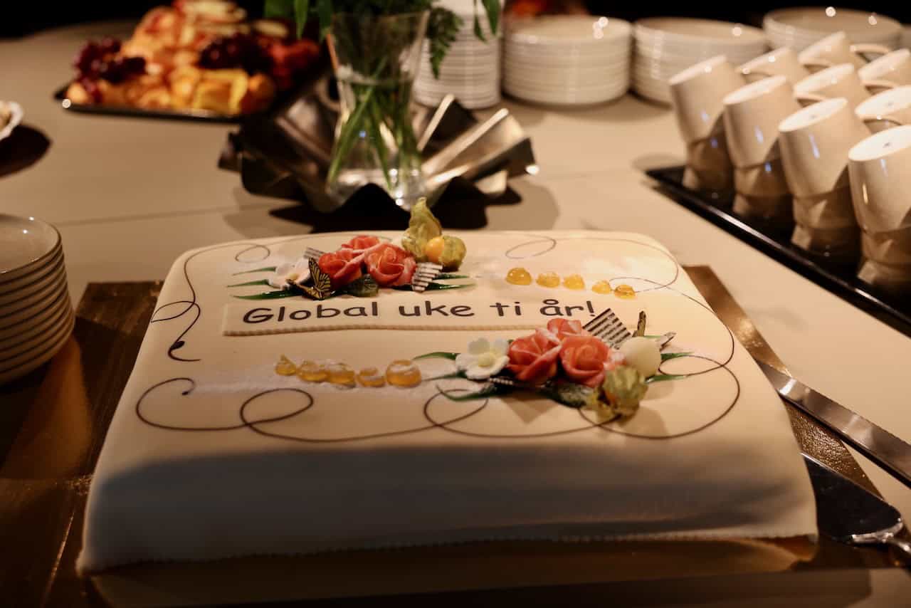 kake med påskrift Global Uke 10 år