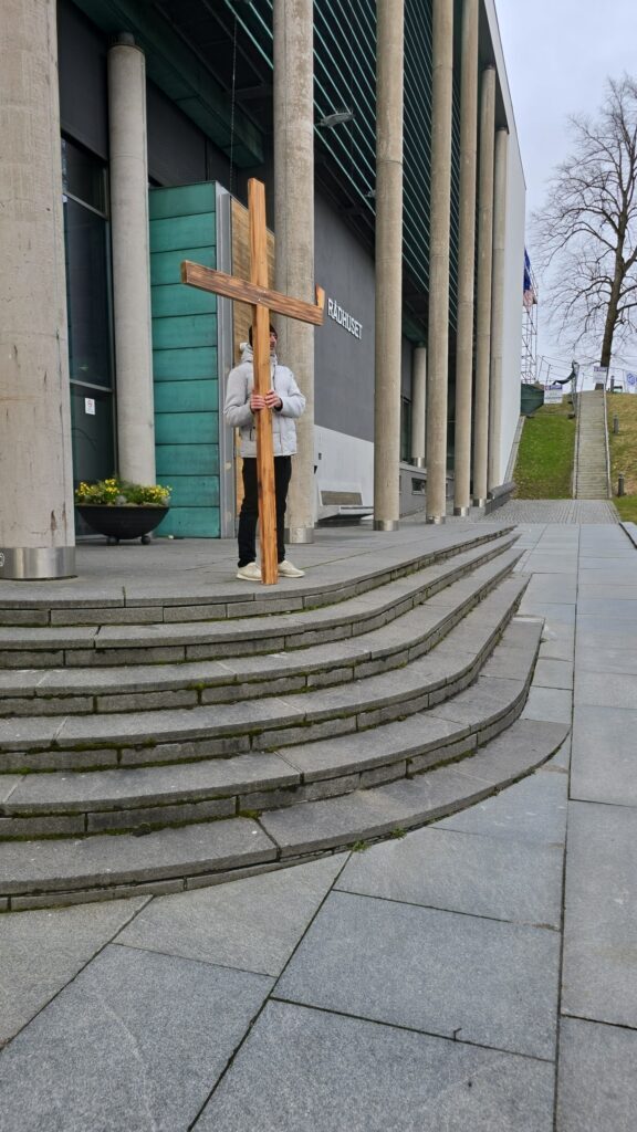 Korsvandring gjennom byen - en stille motstand 1 Kors utenfor Fredrikstad rådhus