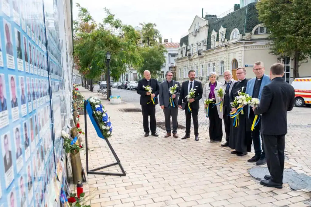 «Det er så viktig at vi er her» 1 NKR Delegasjon Ukraina 061026 01